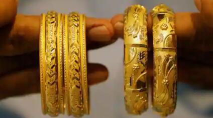 今天黄金价格连续第三天疲软从历史高位下跌7000卢比 白银价格上涨