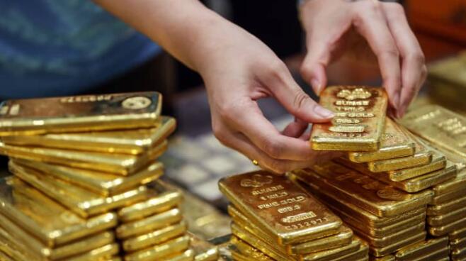 黄金上涨至1800美元上方 因美元因怀疑美联储将很快缩减规模而下跌