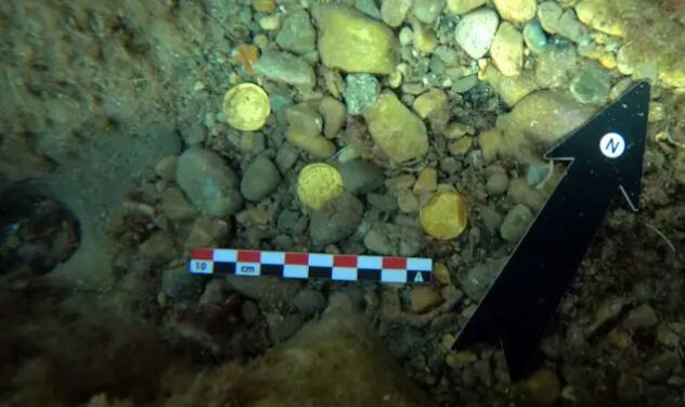 业余潜水员在清理海底垃圾时发现了一个不可思议的罗马帝国金币宝库