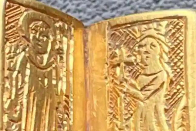 护士在田间发现价值130万美元的黄金圣经